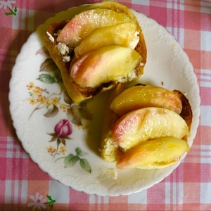 桃とクリームチーズのトースト